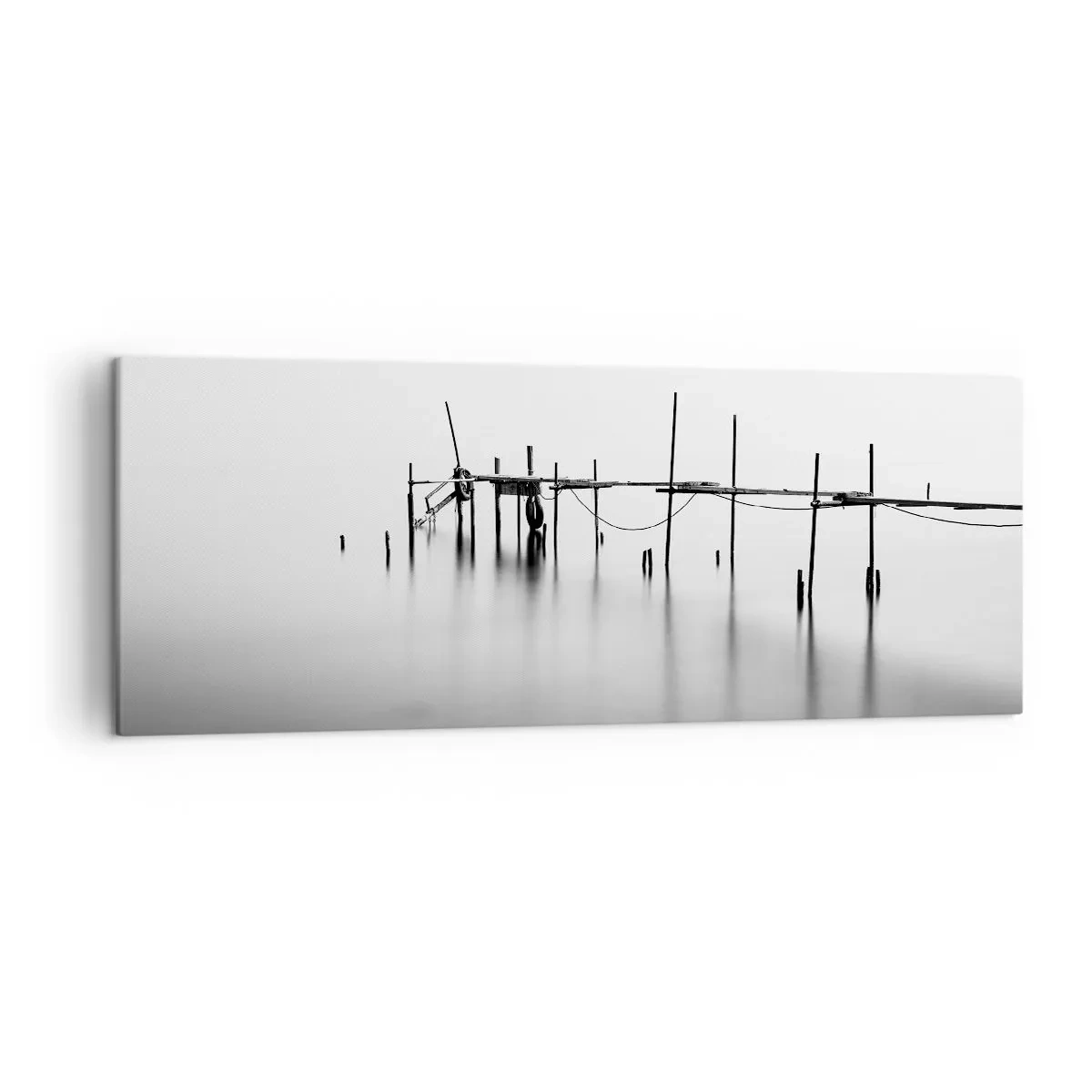 Obraz na płótnie - Czarno-biały pomost zanurzony w mglistym krajobrazie - 140x50cm - A jeśli świata nie ma? - Nowoczesna dekoracja ścienna do salonu i sypialni ARTTOR