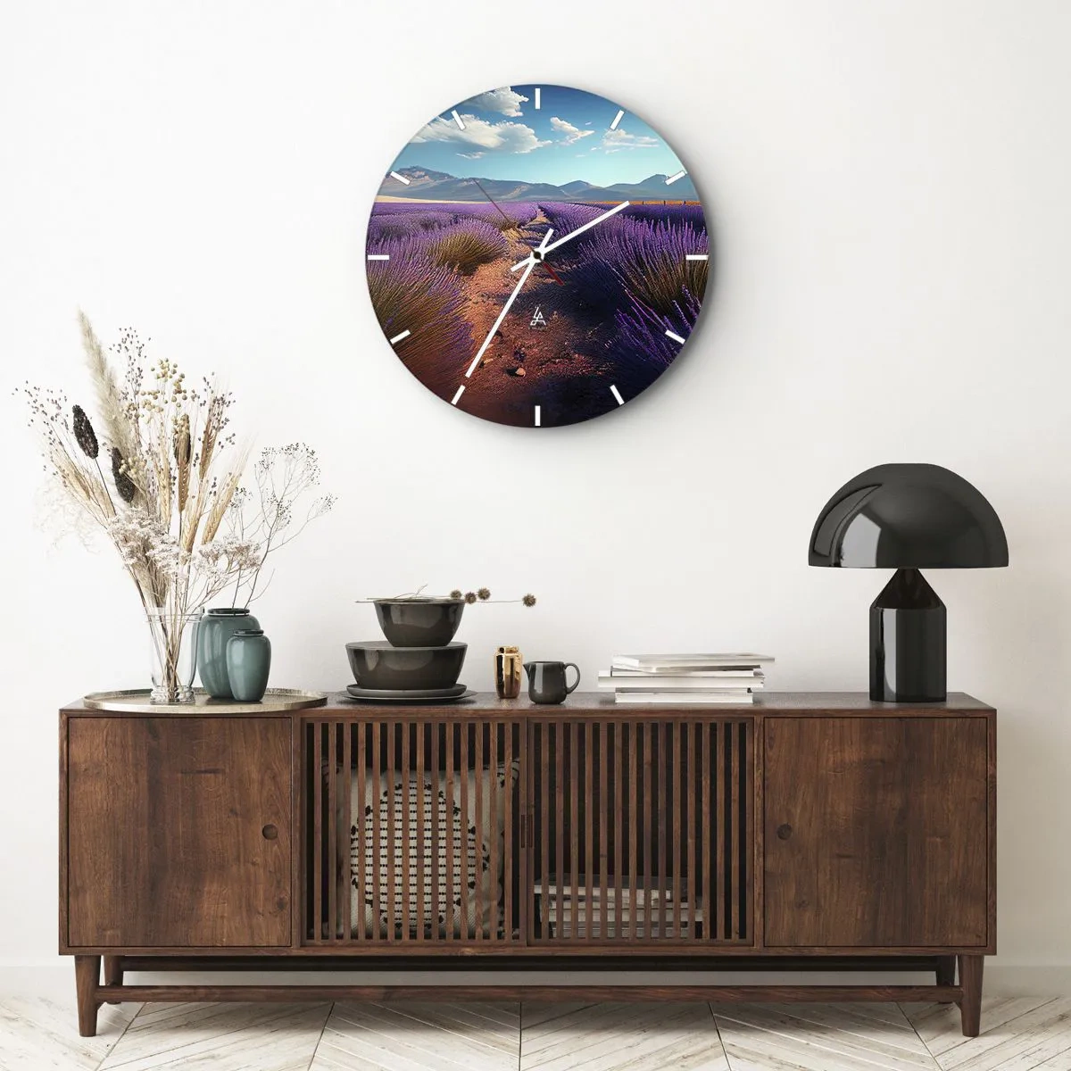Zegar ścienny - Lawendowe pole z górskim pejzażem w tle - 30x30cm - Pachnące pola - Nowoczesna dekoracja ścienna do salonu, kuchni i sypialni ARTTOR