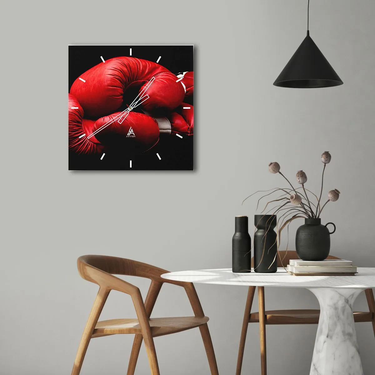 Zegar ścienny - Czerwone rękawice bokserskie na czarnym tle - 30x30cm - Emocje walki za nami - Nowoczesna dekoracja ścienna do salonu i sypialni ARTTOR