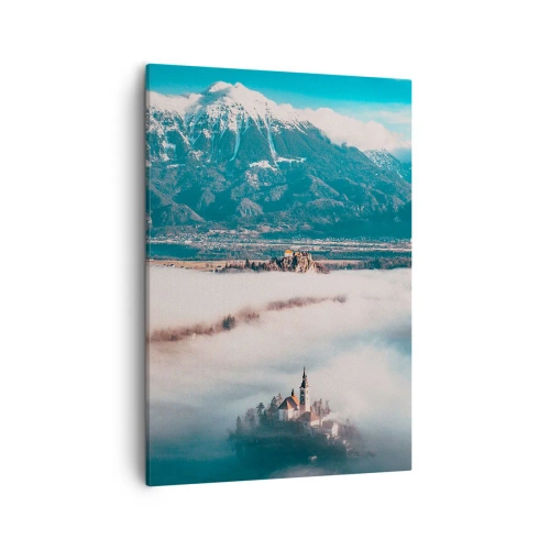 Obraz na płótnie - Kościół na wyspie otoczonej mgłą z górami w tle - 50x70cm - Początek baśni - Nowoczesna dekoracja ścienna do salonu, kuchni i sypialni ARTTOR
