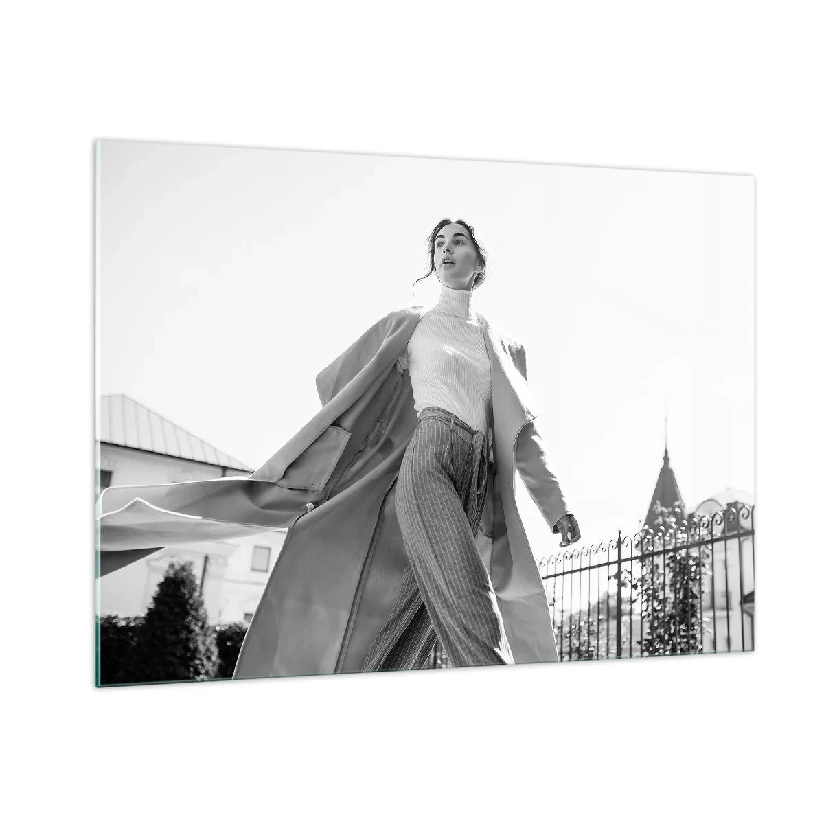 Obraz na szkle - Stylowa kobieta w ruchu na tle miejskiej architektury - 100x70cm - Idziesz ze mną? - Nowoczesna dekoracja ścienna do salonu, kuchni i sypialni ARTTOR