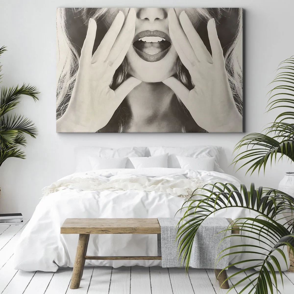 Obraz na płótnie - Czarno-biały portret kobiety z wyrazistymi ustami i dłońmi - 70x50cm - Już idę! - Nowoczesna dekoracja ścienna do salonu i sypialni ARTTOR