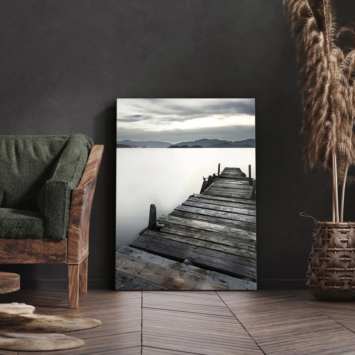 Obraz na płótnie - Drewniany pomost prowadzący w stronę spokojnego jeziora - 70x100cm - Zanurzyć się w spokoju - Nowoczesna dekoracja ścienna do salonu i sypialni ARTTOR