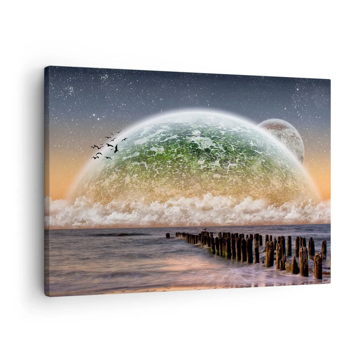 Obraz na płótnie - Fantastyczny krajobraz z wielką planetą nad morzem i drewnianym pomostem. - 70x50cm - I świat wyłonił się z wody - Nowoczesna dekoracja ścienna do salonu i sypialni ARTTOR