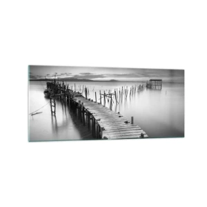 Obraz na szkle - Drewniany pomost na spokojnym jeziorze w odcieniach szarości - 120x50cm - Spokój zapomnianego brzegu - Nowoczesna dekoracja ścienna do salonu i sypialni ARTTOR