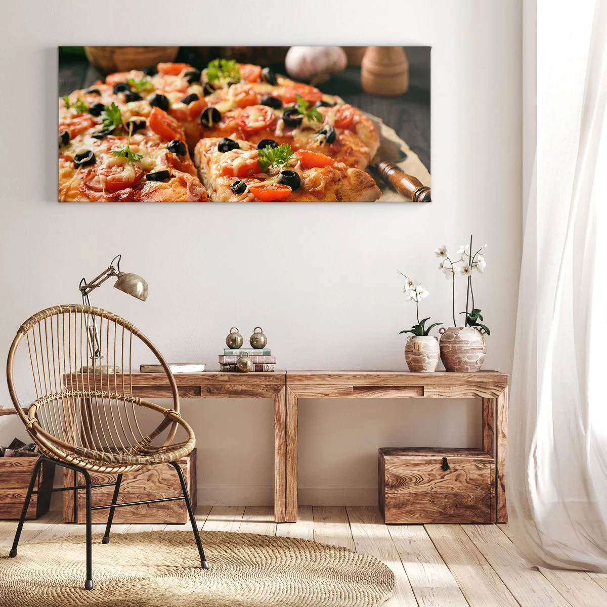 Obraz na płótnie - Pizza z pomidorami, oliwkami i świeżymi ziołami na stole - 140x50cm - Znów ci się upiekło - Nowoczesna dekoracja ścienna do salonu i sypialni ARTTOR