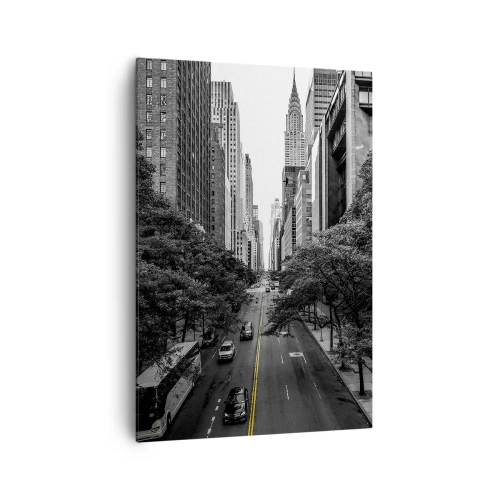 Obraz na płótnie - Ulica w Nowym Jorku otoczona drzewami i wieżowcami, z widokiem na Chrysler Building - 70x100cm - Nowojorski poranek - Nowoczesna dekoracja ścienna do salonu i sypialni ARTTOR