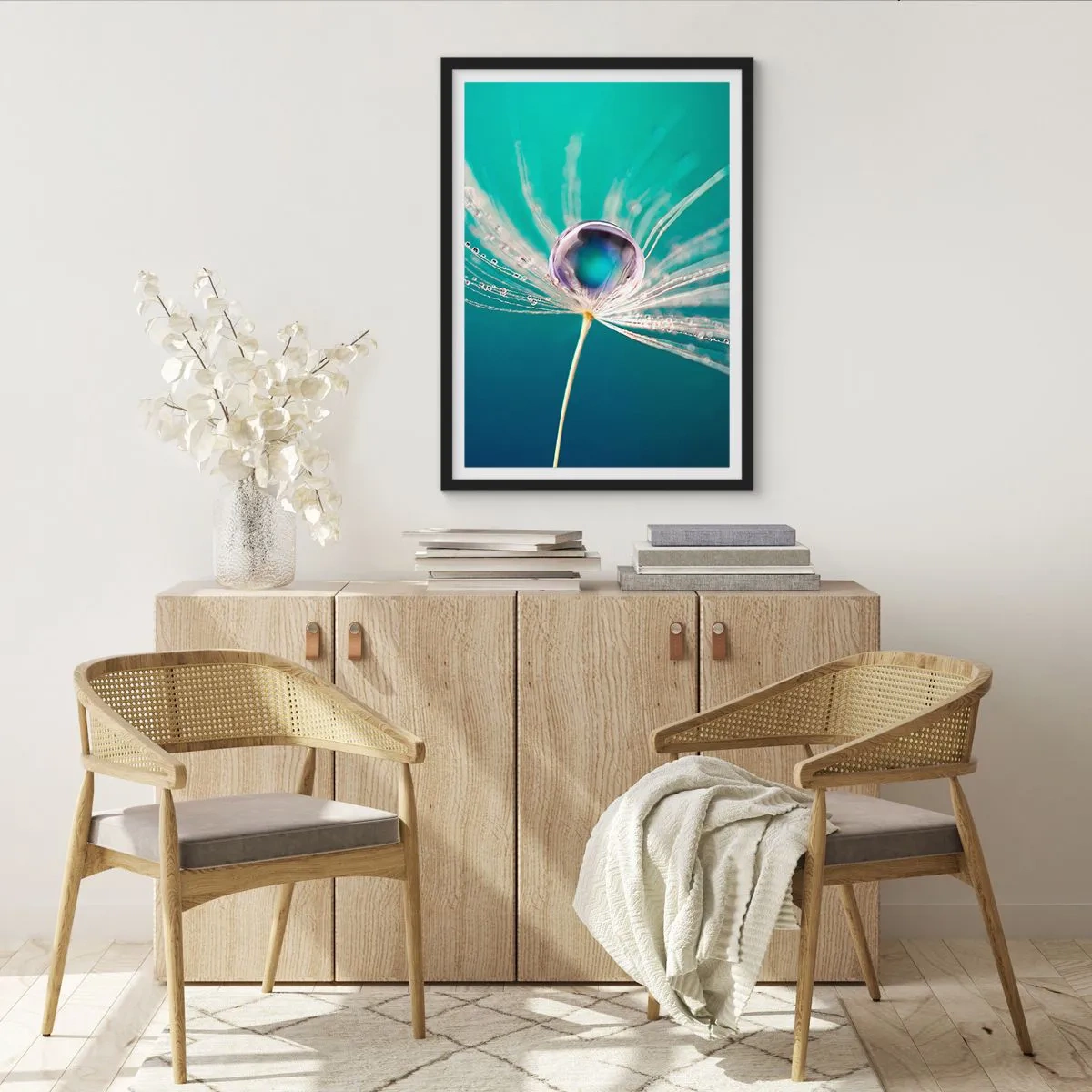 Plakat w czarnej ramie - Makrofotografia kropli wody na dmuchawcu - 50x70cm - Mistyczna chwila - Nowoczesna dekoracja ścienna do salonu i sypialni ARTTOR