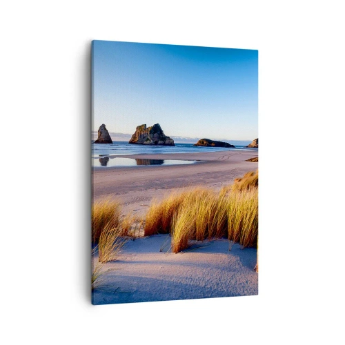 Obraz na płótnie - Piaszczysta plaża z trawami nadmorskimi i skalistymi wyspami na horyzoncie - 50x70cm - Dla poszukiwaczy spokoju - Nowoczesna dekoracja ścienna do salonu, kuchni i sypialni ARTTOR