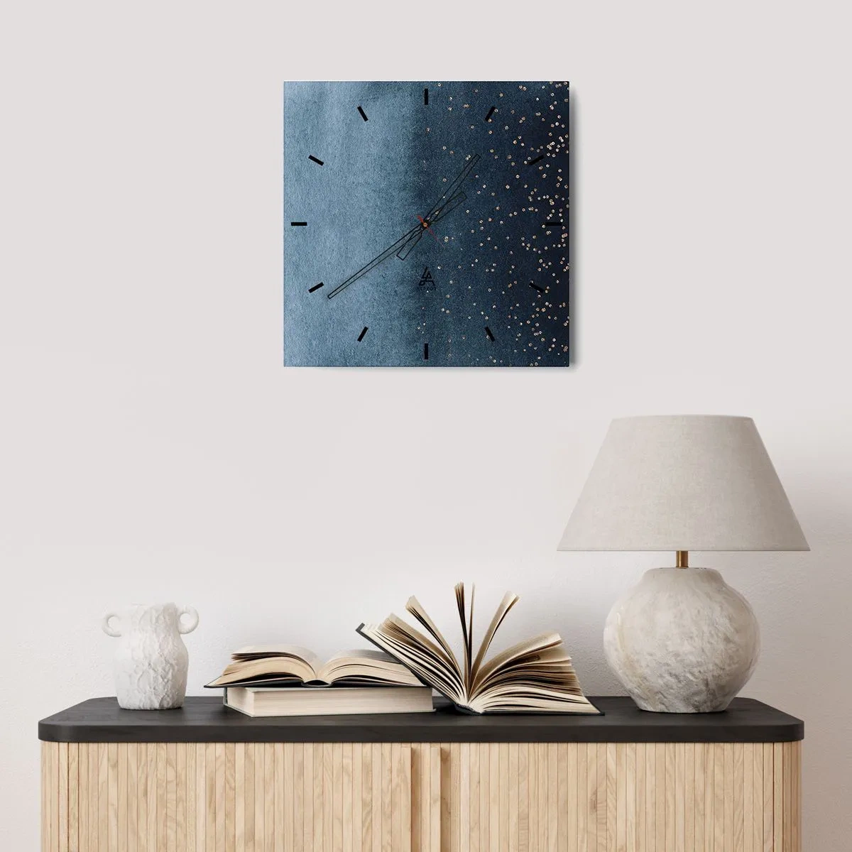 Zegar ścienny - Niebieskie gradienty z drobnymi złotymi akcentami - 30x30cm - Kompozycja – niebieskie fazy - Nowoczesna dekoracja ścienna do salonu i sypialni ARTTOR