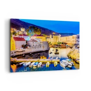 Obraz na płótnie - Malowniczy port nocą z oświetlonymi budynkami - 100x70cm - Rozświetlona noc nad Adriatykiem - Nowoczesna dekoracja ścienna do salonu, kuchni i sypialni ARTTOR