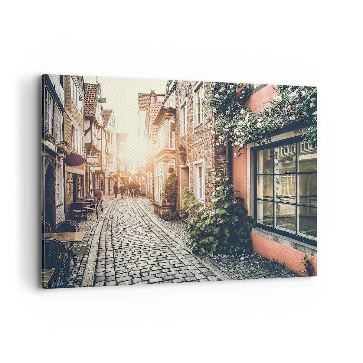 Obraz na płótnie - Urokliwa uliczka z kamiennym brukiem i kwiatami - 100x70cm - Różany zaułek w różowym blasku - Nowoczesna dekoracja ścienna do salonu, kuchni i sypialni ARTTOR