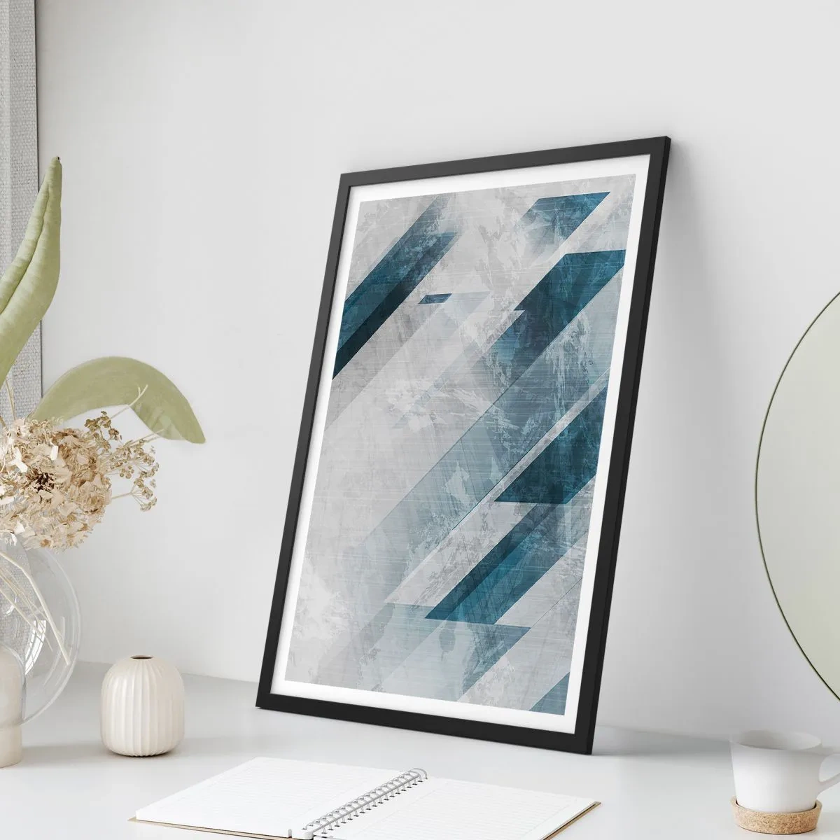 Plakat w czarnej ramie - Geometria w odcieniach niebieskiego i szarości - 50x70cm - Kompozycja przestrzenna – ruch szarości - Nowoczesna dekoracja ścienna do salonu i sypialni ARTTOR