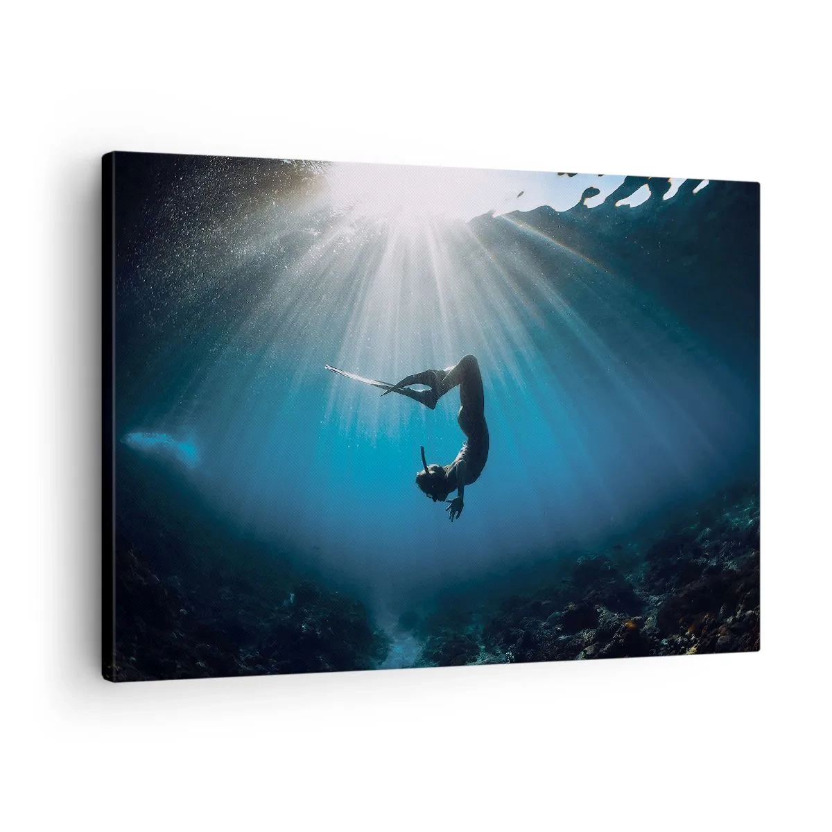 Obraz na płótnie - Nurek unoszący się w promieniach światła pod wodą - 70x50cm - Podwodny taniec - Nowoczesna dekoracja ścienna do salonu i sypialni ARTTOR