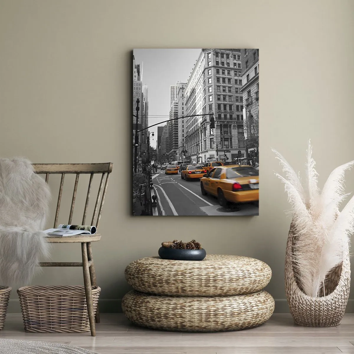 Obraz na płótnie - Żółte taksówki na czarno-białej ulicy w Nowym Jorku - 50x70cm - Słońca wielkiego miasta - Nowoczesna dekoracja ścienna do salonu, kuchni i sypialni ARTTOR