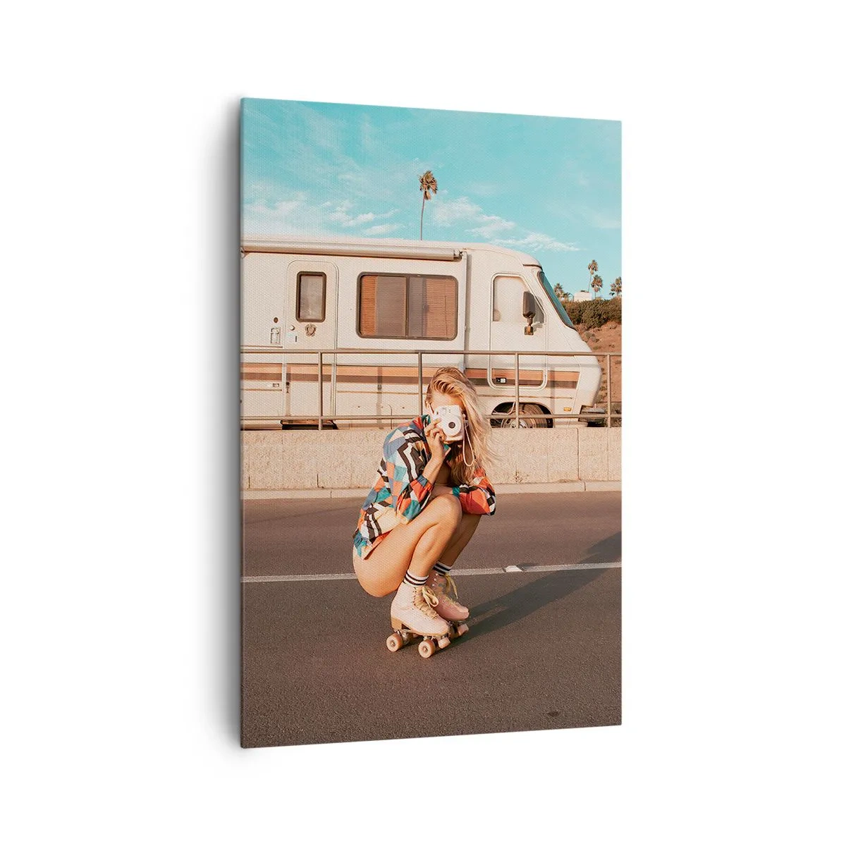 Obraz na płótnie - Dziewczyna na wrotkach robiąca zdjęcie w słoneczny dzień - 80x120cm - Uśmiech, proszę! - Nowoczesna dekoracja ścienna do salonu i sypialni ARTTOR