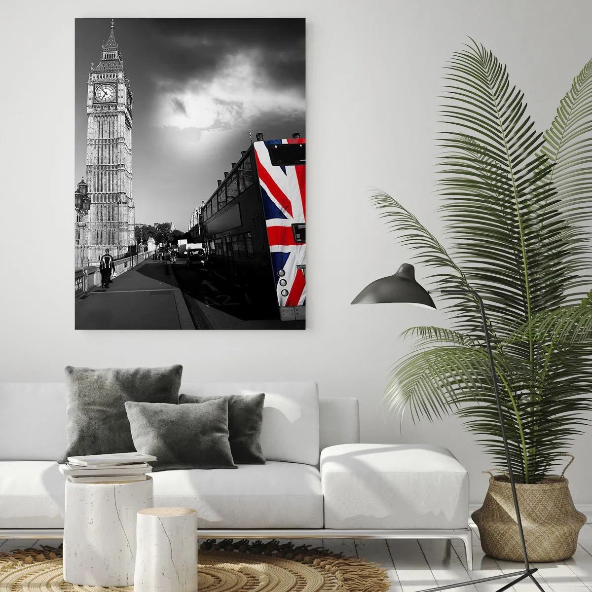 Obraz na szkle - Big Ben i autobus z flagą Wielkiej Brytanii na tle czarno-białej scenerii - 70x100cm - Dumna i wielka - Nowoczesna dekoracja ścienna do salonu i sypialni ARTTOR