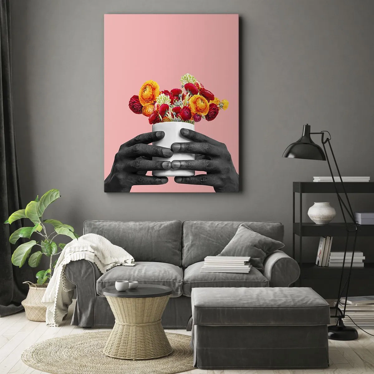 Obraz na płótnie - Czarno-białe dłonie trzymające biały wazon z kolorowymi kwiatami na różowym tle - 50x70cm - Apoteoza życia - Nowoczesna dekoracja ścienna do salonu, kuchni i sypialni ARTTOR