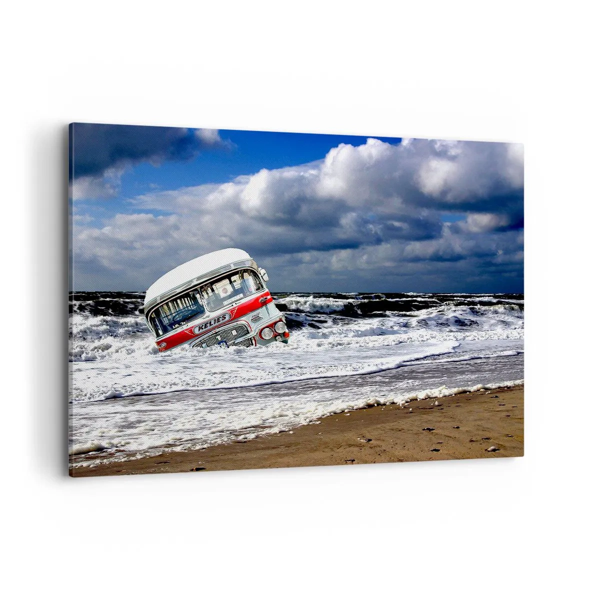 Obraz na płótnie - Zatopiony autobus na plaży wśród fal i wzburzonego morza - 100x70cm - I co się dziwisz? - Nowoczesna dekoracja ścienna do salonu, kuchni i sypialni ARTTOR