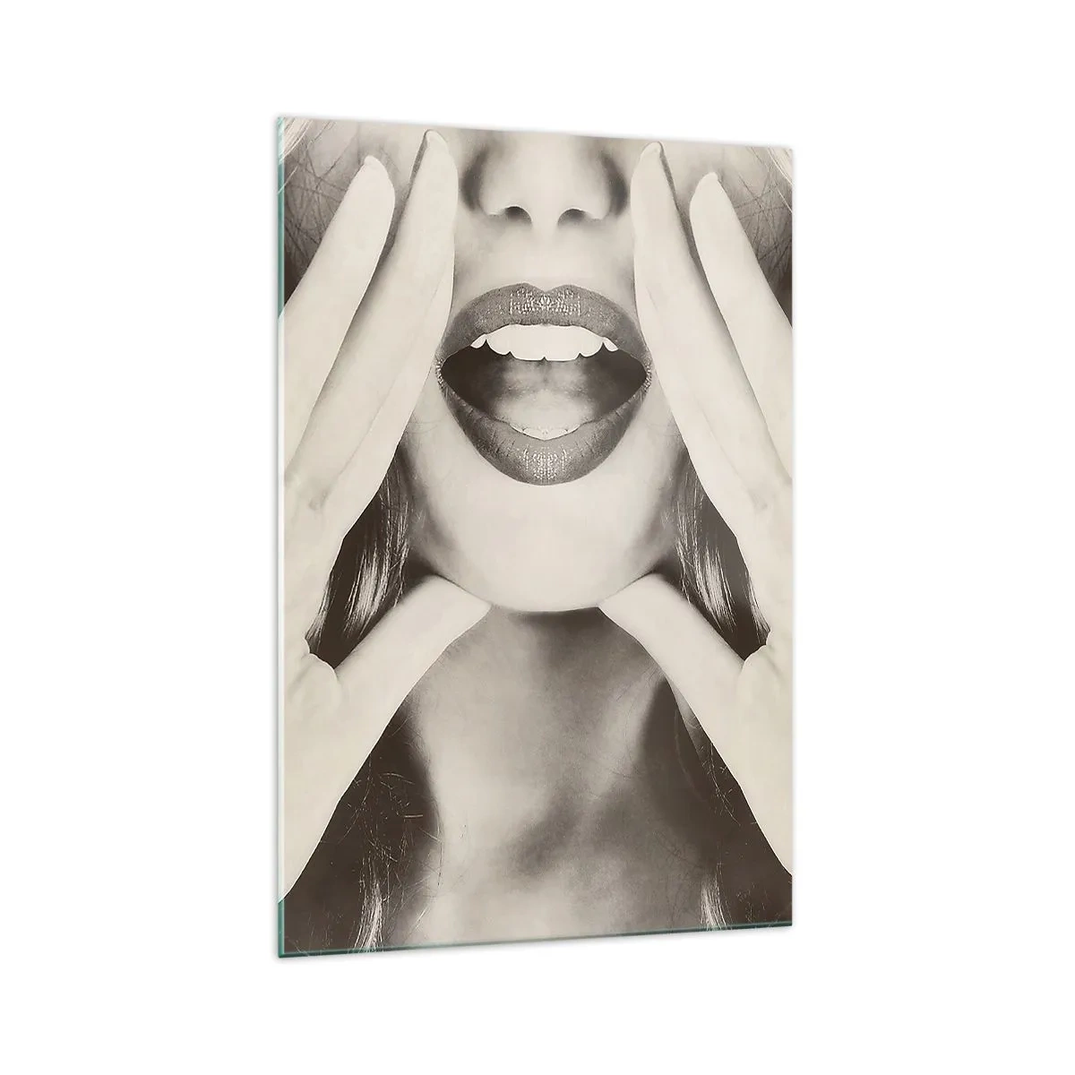 Obraz na szkle - Czarno-biały portret kobiety z wyrazistymi ustami i dłońmi - 70x100cm - Już idę! - Nowoczesna dekoracja ścienna do salonu i sypialni ARTTOR