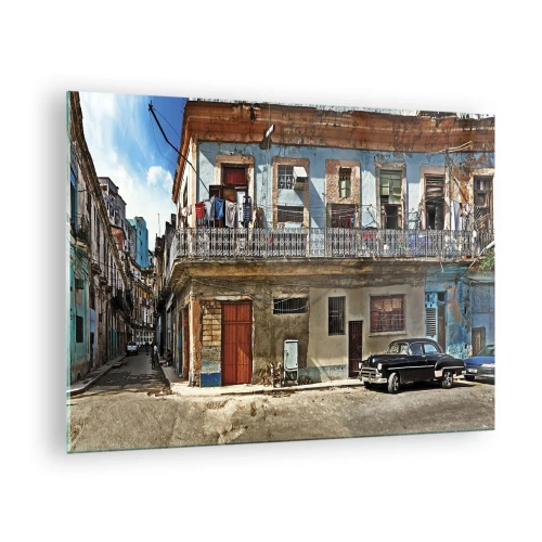 Obraz na szkle - Retro ulica z klasycznymi budynkami i samochodem - 70x50cm - Hawańskie klimaty - Nowoczesna dekoracja ścienna do salonu i sypialni ARTTOR