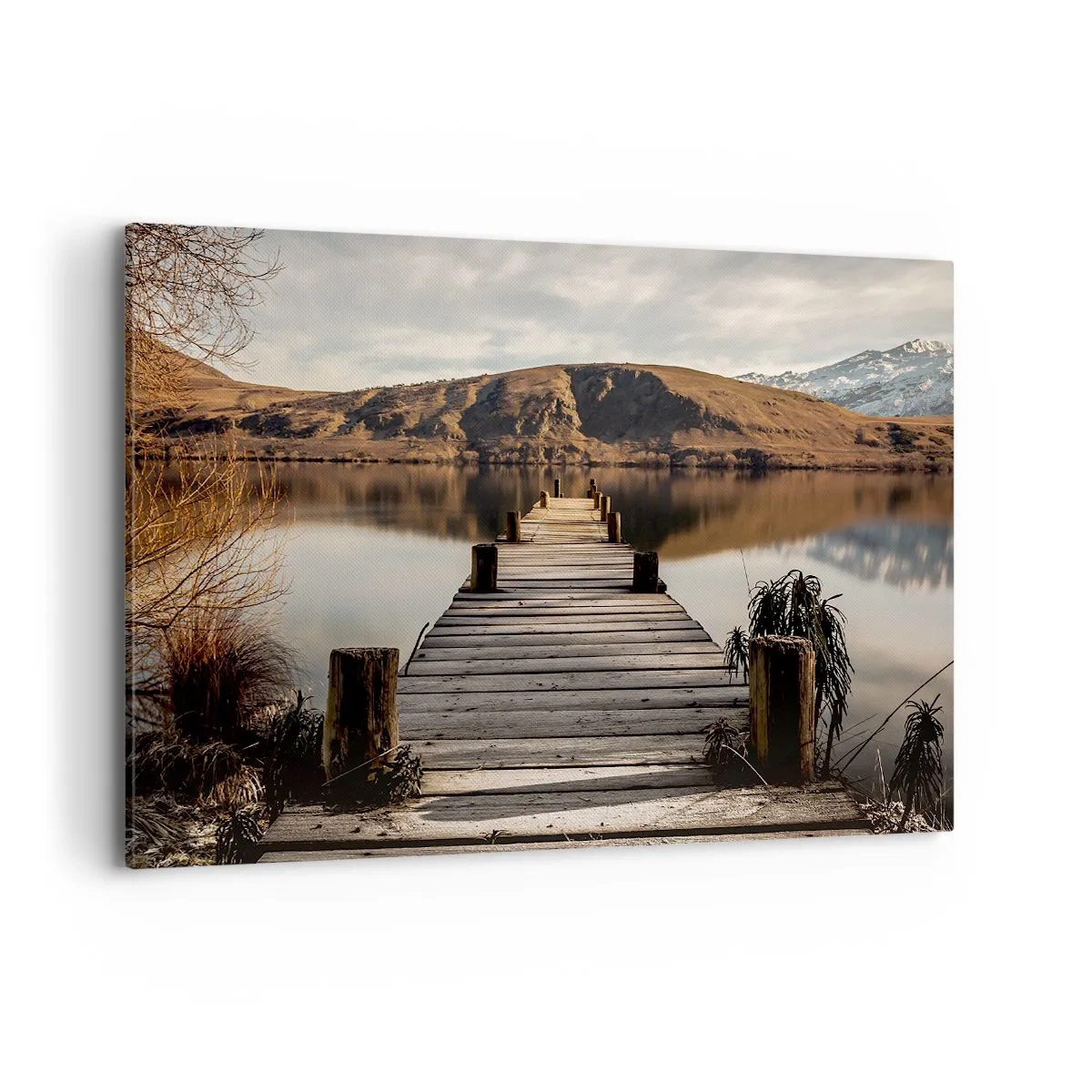 Obraz na płótnie - Drewniany pomost nad jeziorem otoczony malowniczymi wzgórzami - 120x80cm - Pejzaż w ciszy - Nowoczesna dekoracja ścienna do salonu, kuchni i sypialni ARTTOR