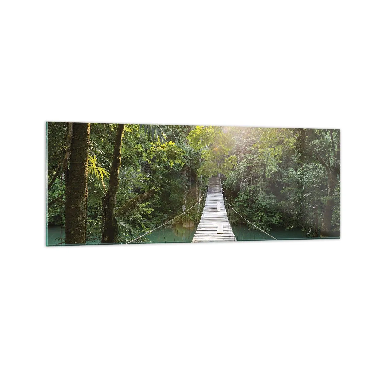 Obraz na szkle - Wiszący most w tropikalnym lesie oświetlony promieniami słońca - 140x50cm - Nad lazurową wodą do lazurowego lasu - Nowoczesna dekoracja ścienna do salonu i sypialni ARTTOR