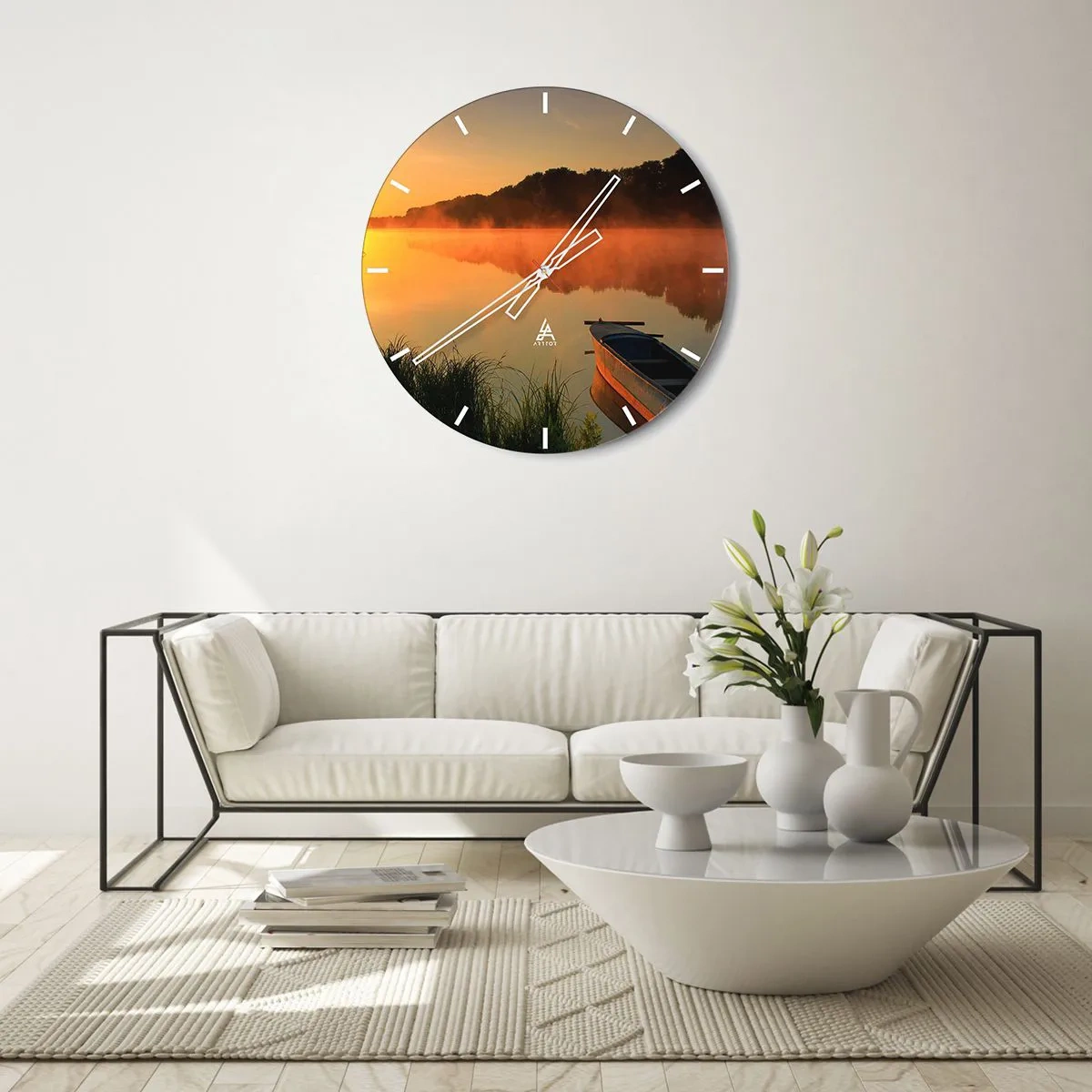 Zegar ścienny - Łódka na jeziorze o poranku w otoczeniu mgły - 30x30cm - Wschód słońca nad wodą jak tafla lustra - Nowoczesna dekoracja ścienna do salonu, kuchni i sypialni ARTTOR