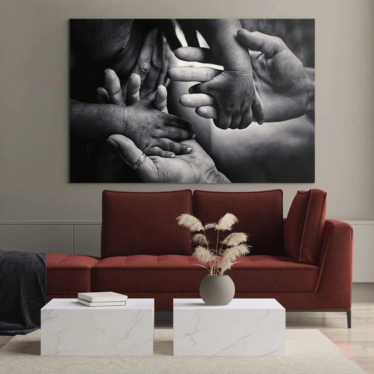 Obraz na szkle - Symboliczne ujęcie dłoni w czerni i bieli różnych pokoleń - 70x50cm - Być człowiekiem - Nowoczesna dekoracja ścienna do salonu i sypialni ARTTOR