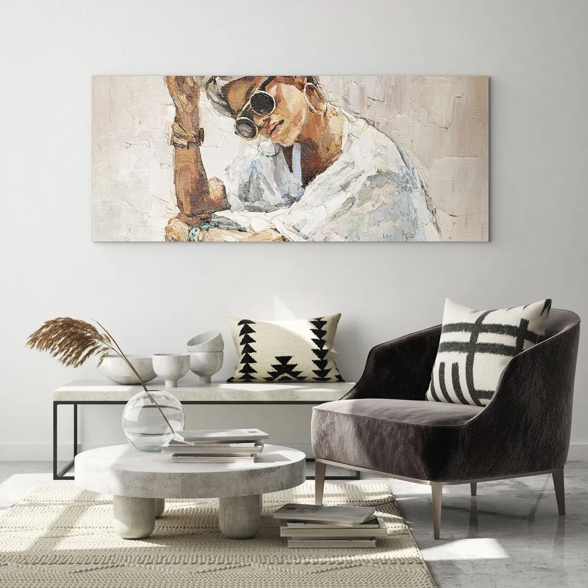Obraz na szkle - Portret kobiety w okularach przeciwsłonecznych na tle jasnej ściany - 120x50cm - Portret w pełnym słońcu - Nowoczesna dekoracja ścienna do salonu i sypialni ARTTOR