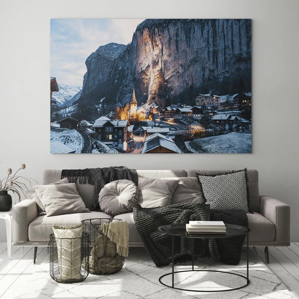 Obraz na szkle - Zimowa wioska u podnóża oświetlonej skalnej ściany - 70x50cm - Świetlisty duch zimy - Nowoczesna dekoracja ścienna do salonu i sypialni ARTTOR
