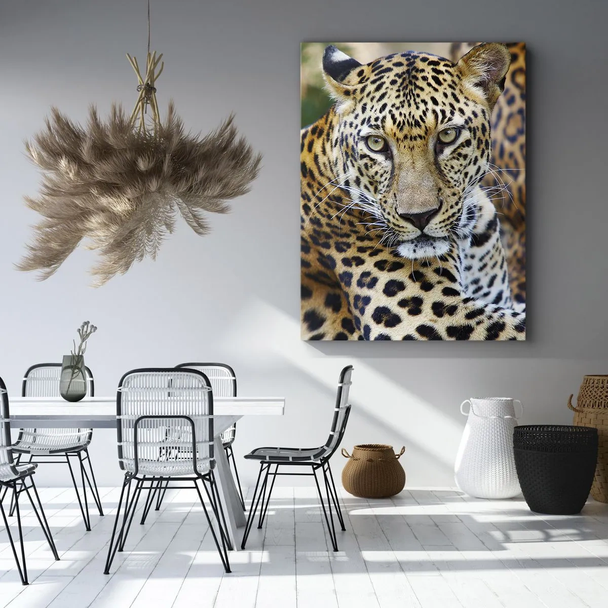Obraz na płótnie - Jaguar odpoczywający w naturalnym otoczeniu z zielonym tłem. - 80x120cm - Dziki i spokojny - Nowoczesna dekoracja ścienna do salonu i sypialni ARTTOR