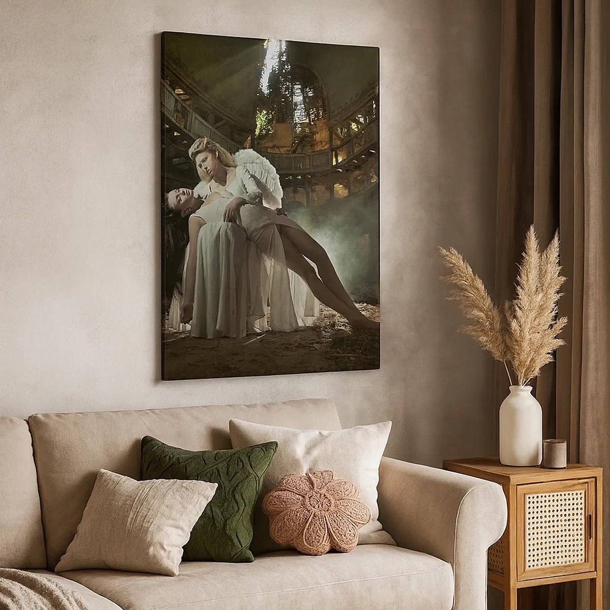 Obraz na płótnie - Anioł w podniszczonej katedrze trzymający kobietę - 50x70cm - Duch starego teatru - Nowoczesna dekoracja ścienna do salonu, kuchni i sypialni ARTTOR