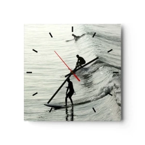 Zegar ścienny - Surferzy na falach w monochromatycznym ujęciu - 30x30cm - Na spotkanie fali - Nowoczesna dekoracja ścienna do salonu i sypialni ARTTOR