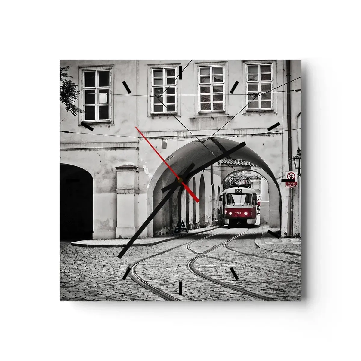 Zegar ścienny - Czarno-biały tramwaj w zabytkowej uliczce miasta - 30x30cm - Przez miejski labirynt - Nowoczesna dekoracja ścienna do salonu i sypialni ARTTOR