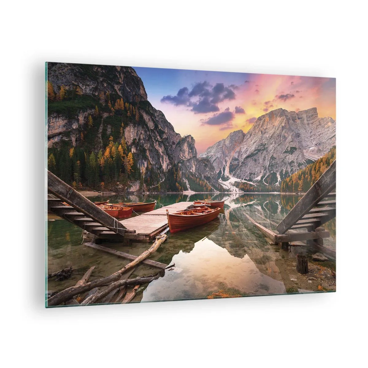Obraz na szkle - Górskie jezioro z pomostem i łódkami o wschodzie słońca - 70x50cm - Obietnica dnia - Nowoczesna dekoracja ścienna do salonu i sypialni ARTTOR