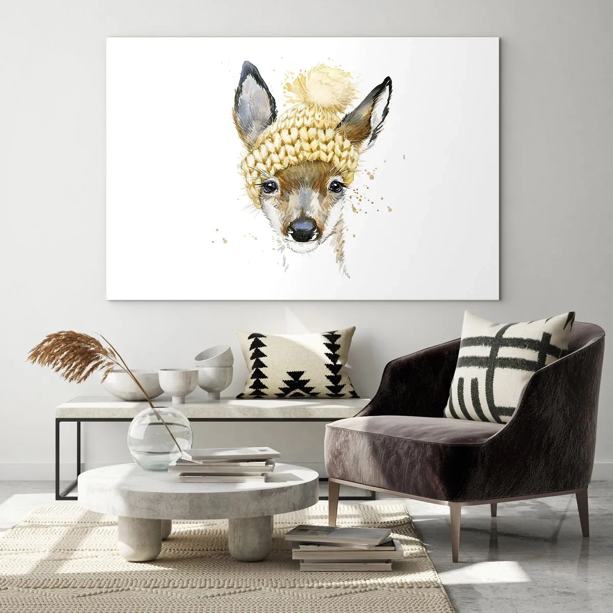 Obraz na szkle - Sarna w wełnianej czapce z pomponem - 70x50cm - Na zimę w śnieżnym lesie - Nowoczesna dekoracja ścienna do salonu i sypialni ARTTOR