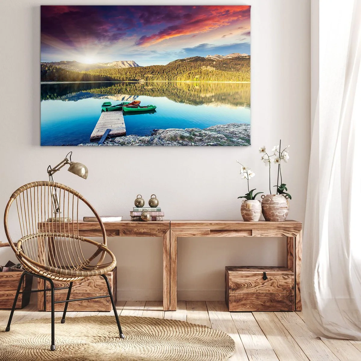 Obraz na płótnie - Zachód słońca nad jeziorem z łodziami przy pomoście - 70x50cm - Nad wodą gładką jak lustro - Nowoczesna dekoracja ścienna do salonu i sypialni ARTTOR