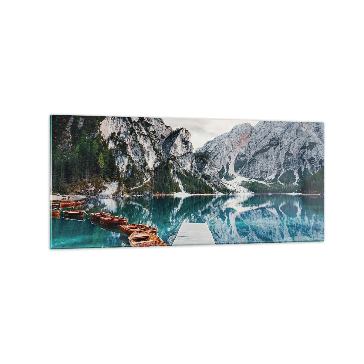 Obraz na szkle - Jezioro z łodziami otoczone górami - 120x50cm - Pokażemy ci piękno - Nowoczesna dekoracja ścienna do salonu i sypialni ARTTOR