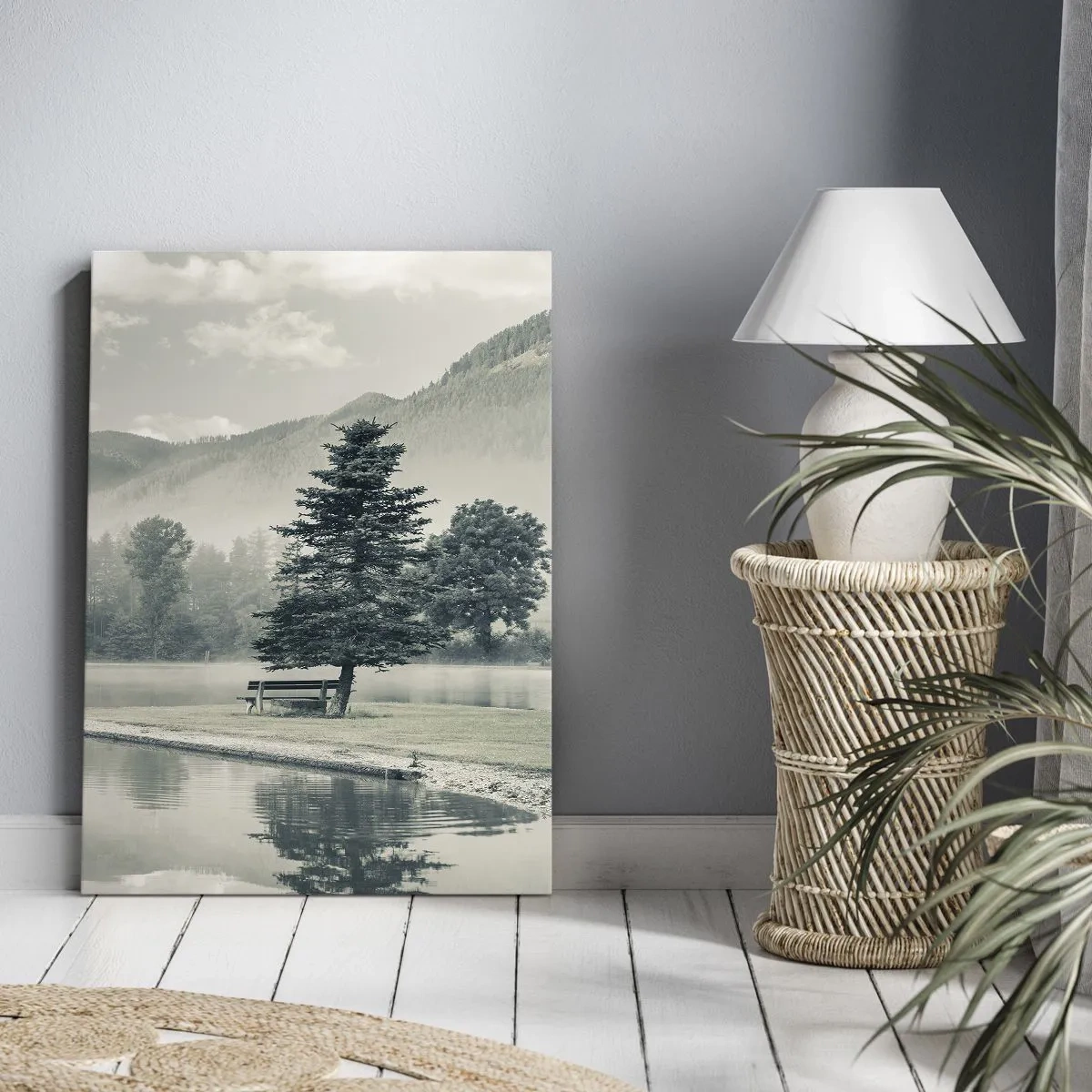 Obraz na płótnie - Ławka przy jeziorze, obok samotnego drzewa, z górskim krajobrazem w tle - 50x70cm - Jezioro jeszcze śpi - Nowoczesna dekoracja ścienna do salonu, kuchni i sypialni ARTTOR