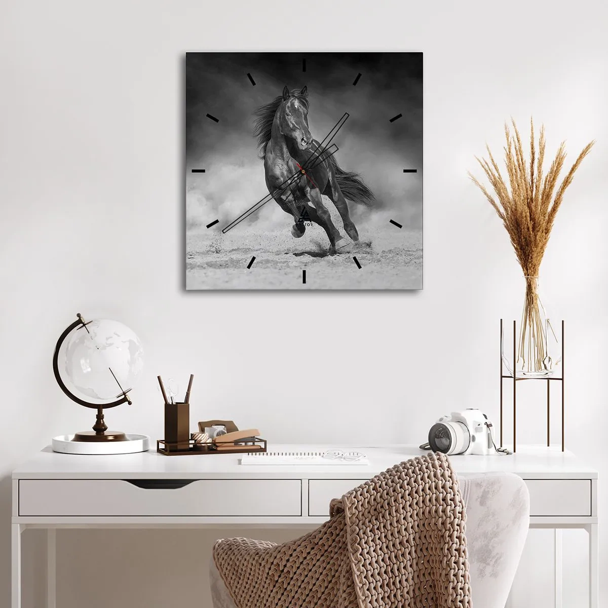 Zegar ścienny - Czarno-biały koń galopujący po piasku - 30x30cm - Godny samego emira - Nowoczesna dekoracja ścienna do salonu i sypialni ARTTOR