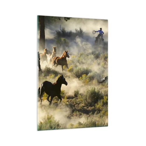 Obraz na szkle - Stado dzikich koni galopujących przez kurz i roślinność - 80x120cm - Rywalizacja - wolność czy męska siła? - Nowoczesna dekoracja ścienna do salonu i sypialni ARTTOR