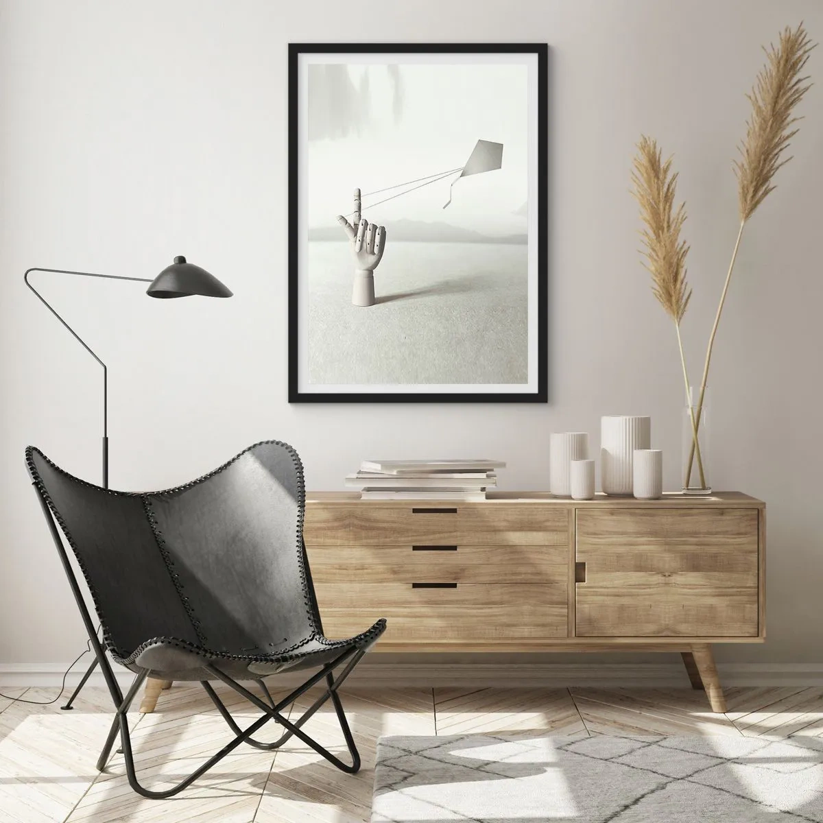 Plakat w czarnej ramie - Drewniana ręka z latawcem na tle jasnej przestrzeni - 50x70cm - Próba sił - Nowoczesna dekoracja ścienna do salonu i sypialni ARTTOR
