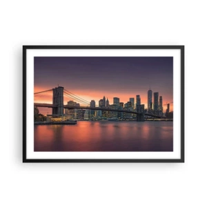 Plakat w czarnej ramie - Nocna panorama miasta z mostem i podświetlonym niebem - 70x50cm - Zatopione w  liliowej ciszy - Nowoczesna dekoracja ścienna do salonu i sypialni ARTTOR