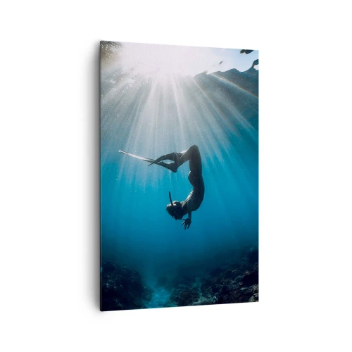 Obraz na płótnie - Nurek unoszący się w promieniach światła pod wodą - 80x120cm - Podwodny taniec - Nowoczesna dekoracja ścienna do salonu i sypialni ARTTOR