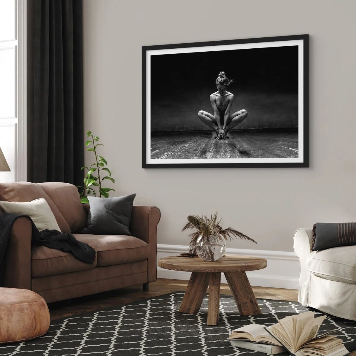 Plakat w czarnej ramie - Czarno-biały portret tancerki w pełnym skupieniu - 70x50cm - Skupienie tanecznej energii - Nowoczesna dekoracja ścienna do salonu i sypialni ARTTOR