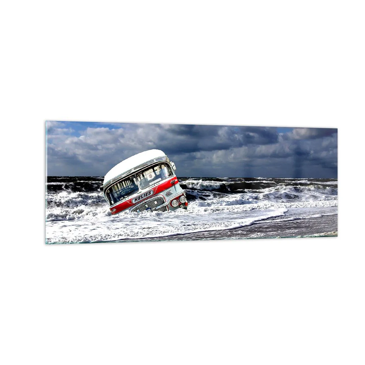 Obraz na szkle - Zatopiony autobus na plaży wśród fal i wzburzonego morza - 140x50cm - I co się dziwisz? - Nowoczesna dekoracja ścienna do salonu i sypialni ARTTOR