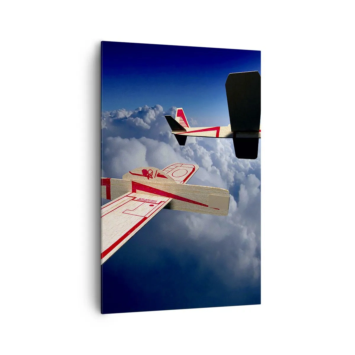 Obraz na płótnie - Dwa drewniane samoloty szybujące nad chmurami na tle błękitnego nieba - 80x120cm - Jeszcze wyżej, jeszcze dalej - Nowoczesna dekoracja ścienna do salonu i sypialni ARTTOR