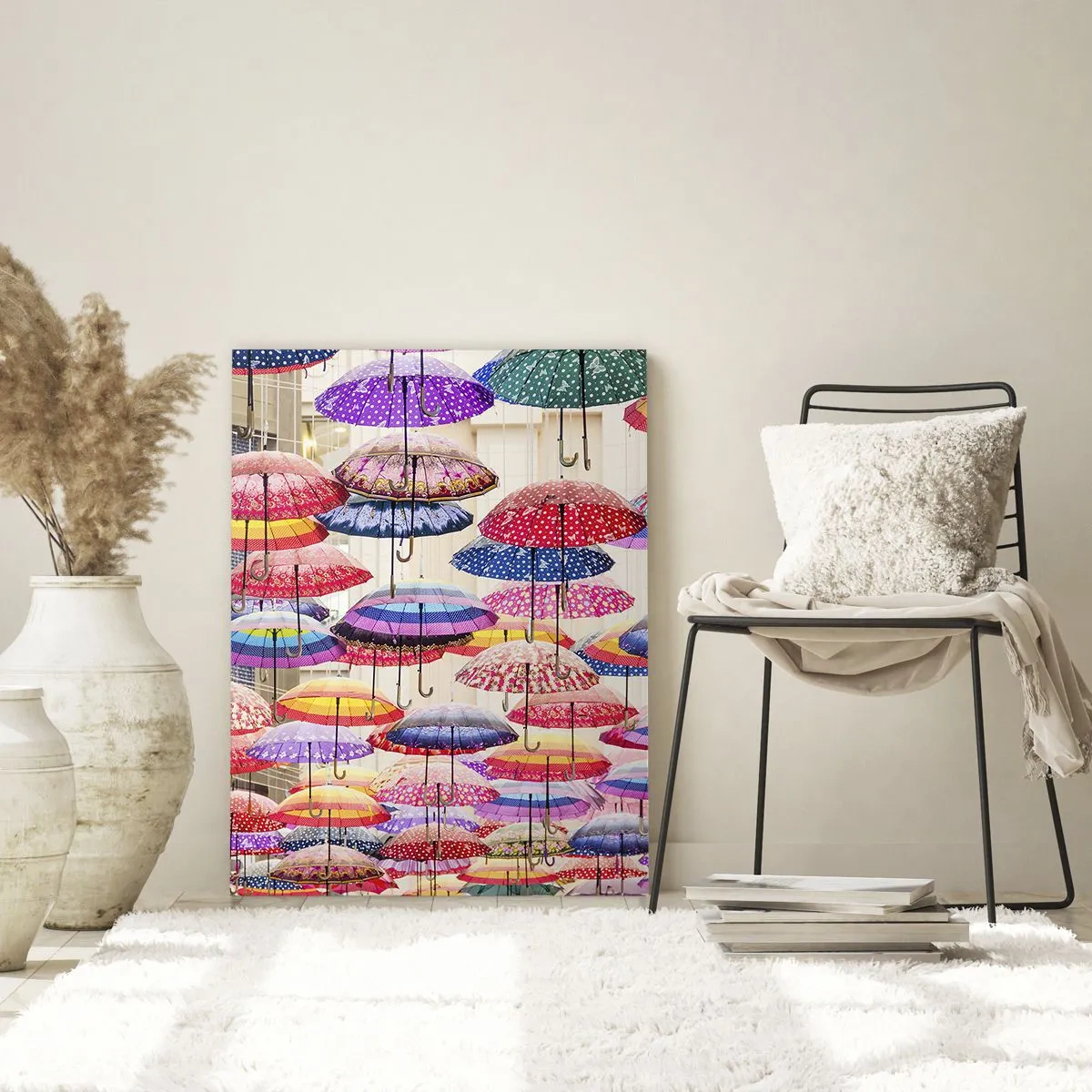 Obraz na szkle - Fotografia przedstawiająca kolorowe parasole zawieszone w powietrzu - 50x70cm - Miejska łąka - Nowoczesna dekoracja ścienna do salonu, kuchni i sypialni ARTTOR