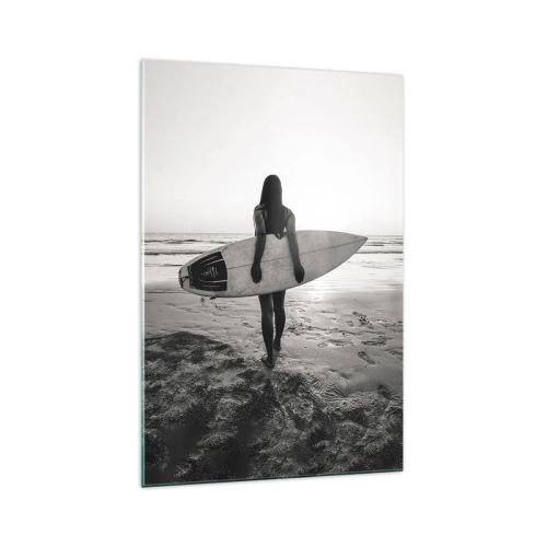 Obraz na szkle - Kobieta z deską surfingową na plaży w czerni i bieli - 70x100cm - Córka morskiej fali - Nowoczesna dekoracja ścienna do salonu i sypialni ARTTOR